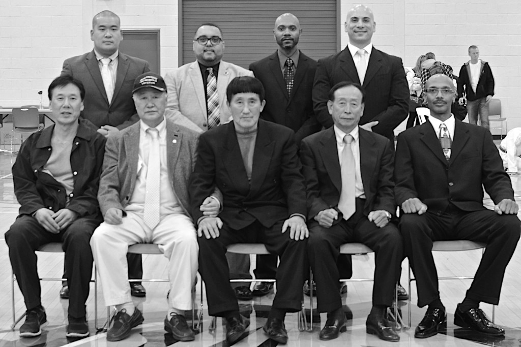 Grand Master Choi y sus invitados de honor: otros maestros sur coreanos de su generación, todos presentes en el Camponato Abierto de Artes Marciales que auspicia cada año en Nueva Jersey, EEUU. En la segunda fila a la derecha podemos ver a nuestro Maestro Henry Abello.