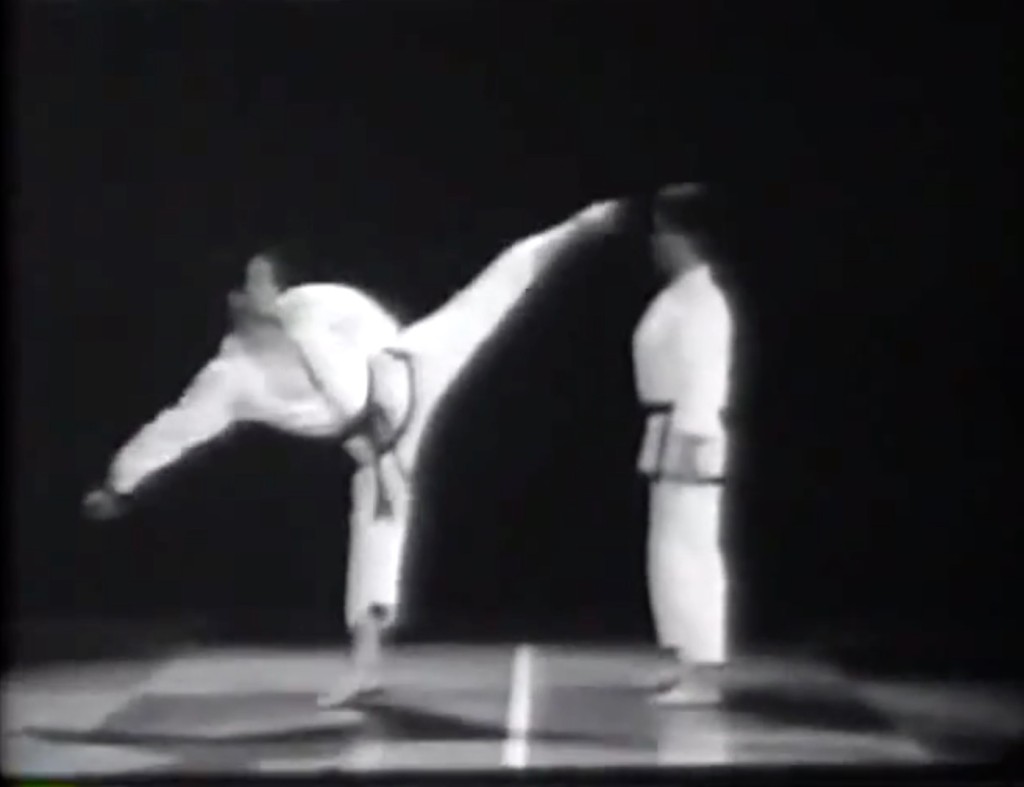 Grand Master Choi protagonizando el primer video instruccional del Taekwondo moderno