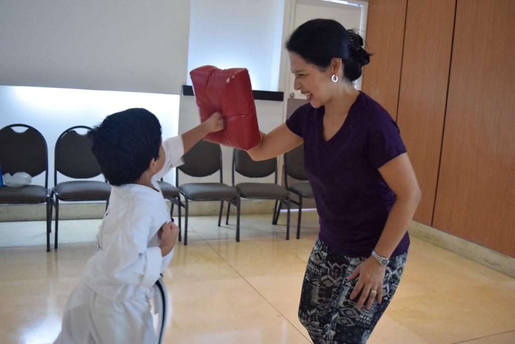 Como mamá o papá ATC, pueder aprovechar las rutnas en casa para involucrarte más en el progreso de tus hijos en el arte marcial