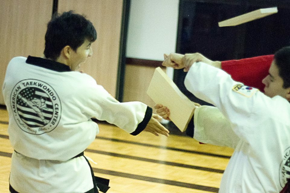 El Rompimiento de Tablas es una de las pruebas que hacen los alumnos avanzados de American Taekwondo Center