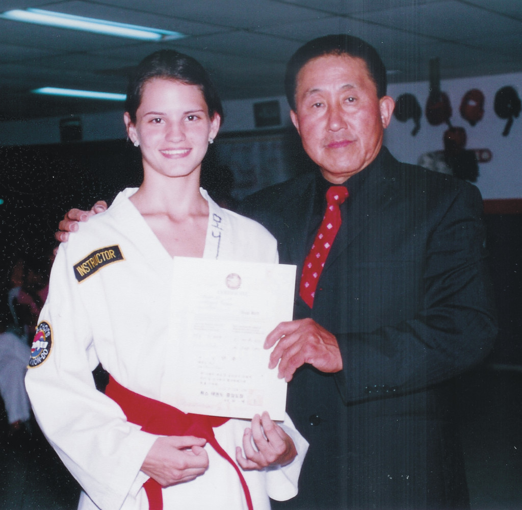 Mónica Vargas obteniendo el Cinturón Rojo de Taekwondo de la mano del Gran Maestro Choi